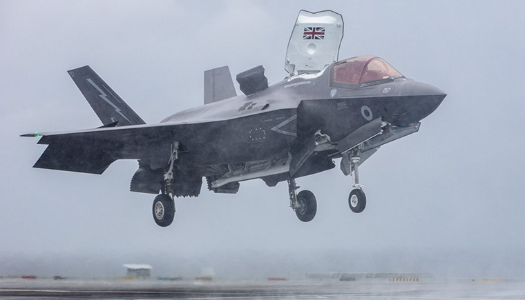 F-35B战斗机在英国航母上起降.png